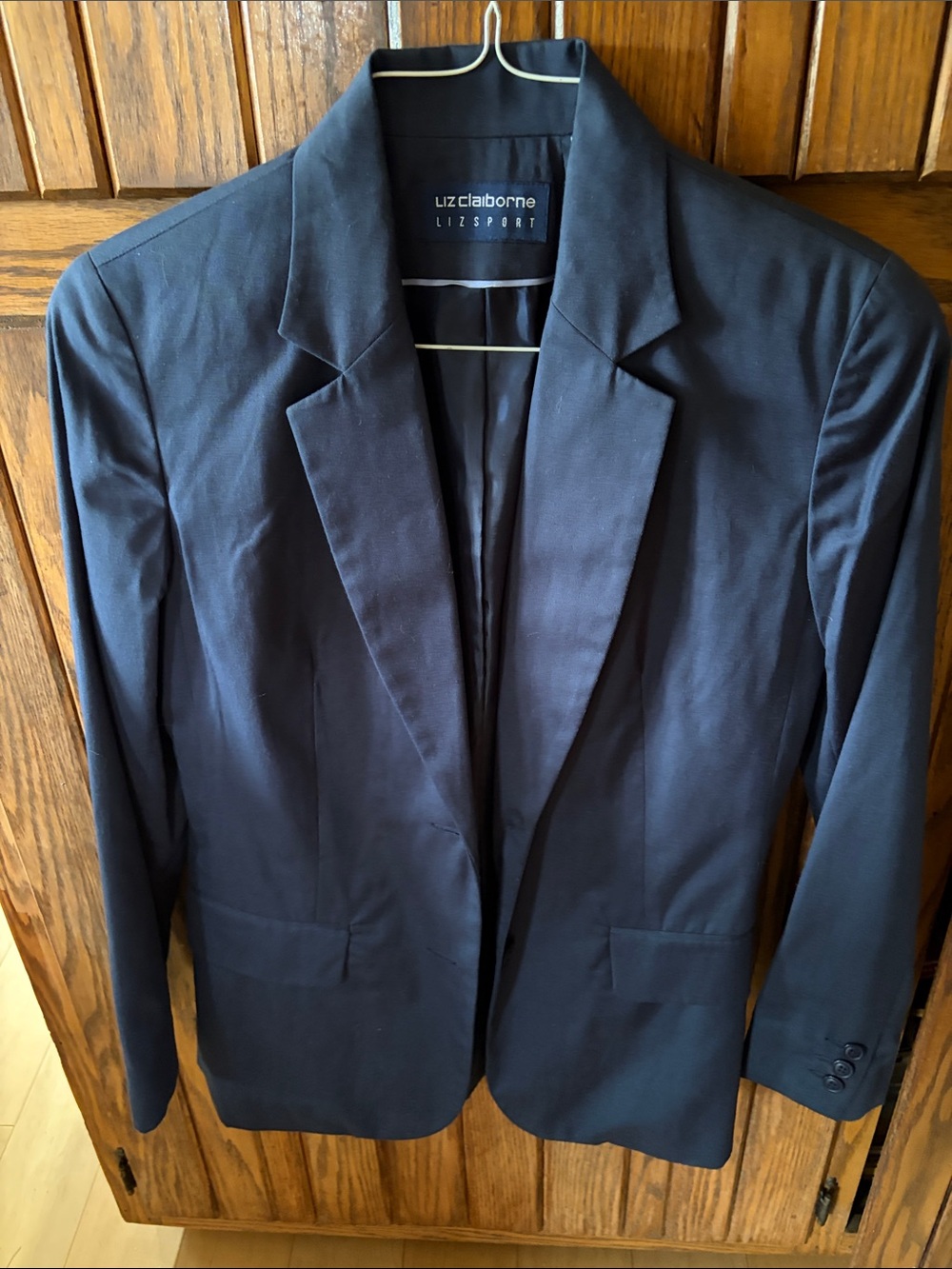 Liz Claiborne Navy Women's Tailored Blazer
100% cotton
Size 4